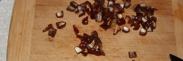 оладьи с яблоками, финиками и орешками