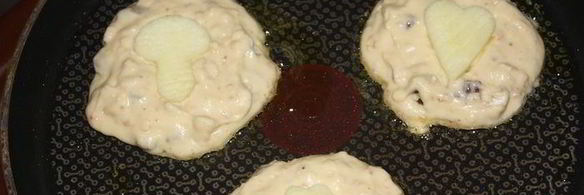 оладьи с яблоками, финиками и орешками