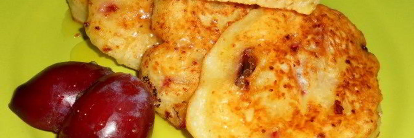 Оладьи творожные со сливами и медом