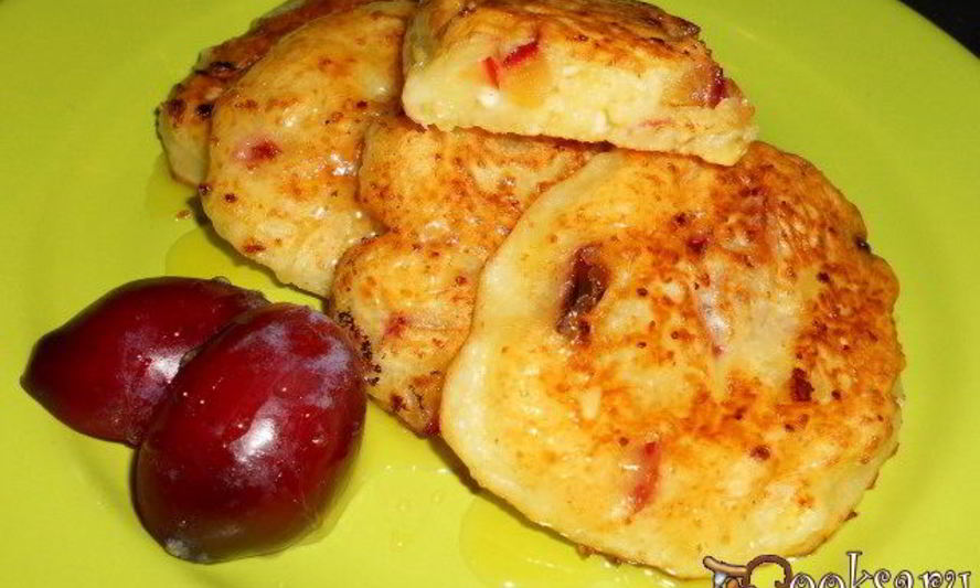 Рецепт оладий творожных со сливами и медом