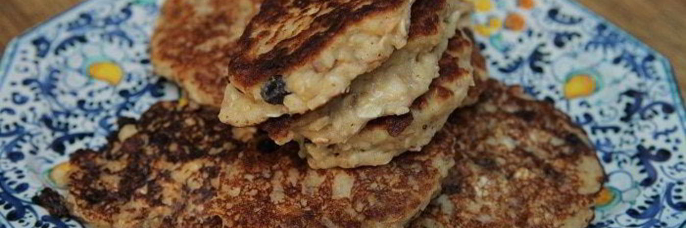 Овсяные оладушки на кефире с изюмом и корицей