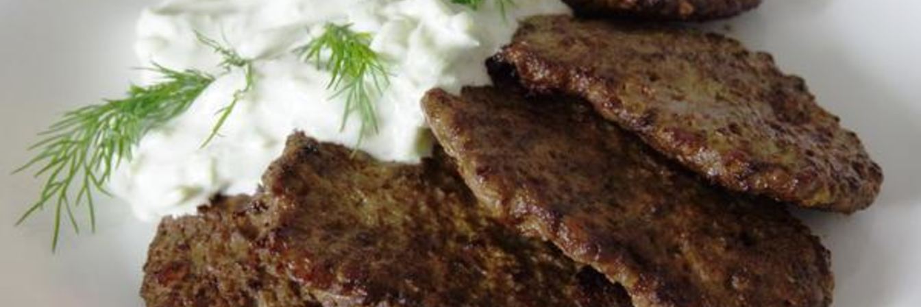 Печеночные оладьи под соусом из огурца