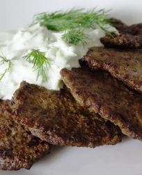 Печеночные оладьи под соусом из огурца