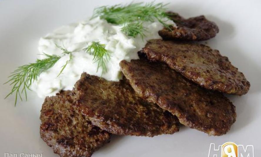 Рецепт печеночных оладий под соусом из огурца