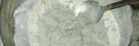 печеночные оладьи под соусом из огурца