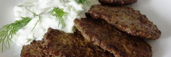 печеночные оладьи под соусом из огурца