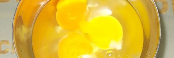 печеночные оладьи под соусом из огурца