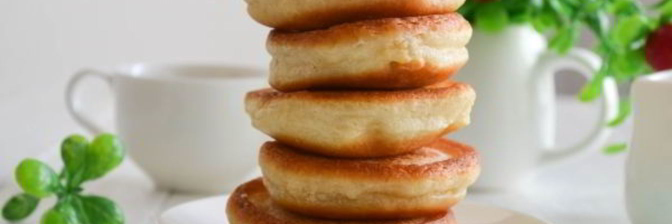 Пышные оладьи на кефире и дрожжах