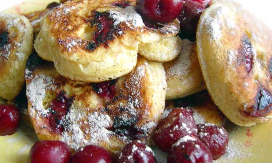 Рецепт пышных оладий с вишней