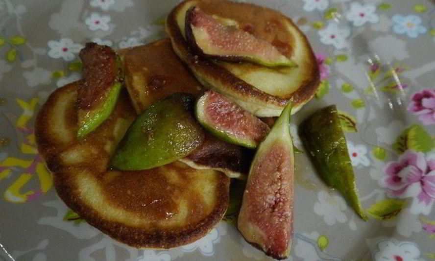 Рецепт сахарных оладий с инжиром