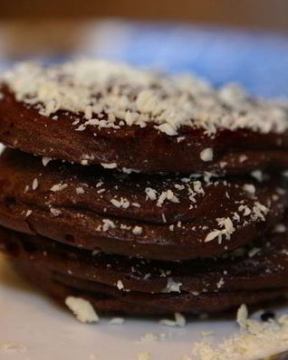 Шоколадные оладушки со взбитыми сливками