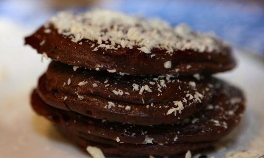 Рецепт шоколадных оладушек со взбитыми сливками