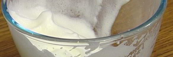 шоколадные оладушки со взбитыми сливками