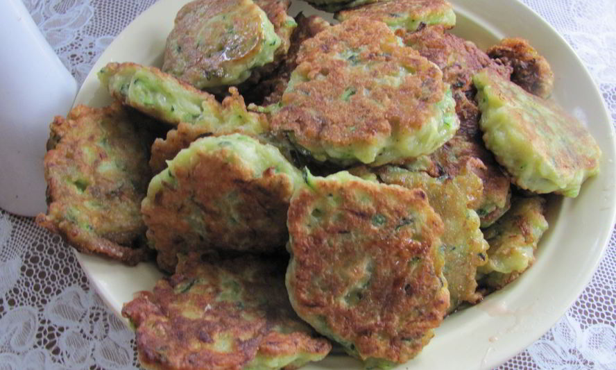 Рецепт золотистых оладий из кабачков