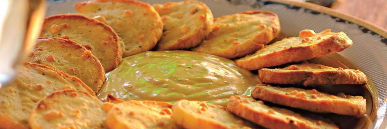 Французские крекеры с соусом из голубого сыра