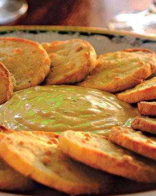 Французские крекеры с соусом из голубого сыра