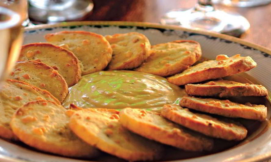 Рецепт французских крекеров с соусом из голубого сыра