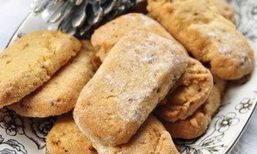 Рецепт новогоднего печенья с кедровыми орешками и розмарином