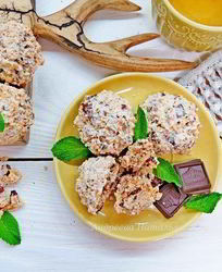 Печенье с кокосом, орехами и шоколадом