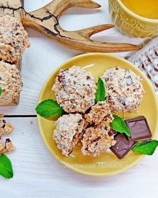 Печенье с кокосом, орехами и шоколадом