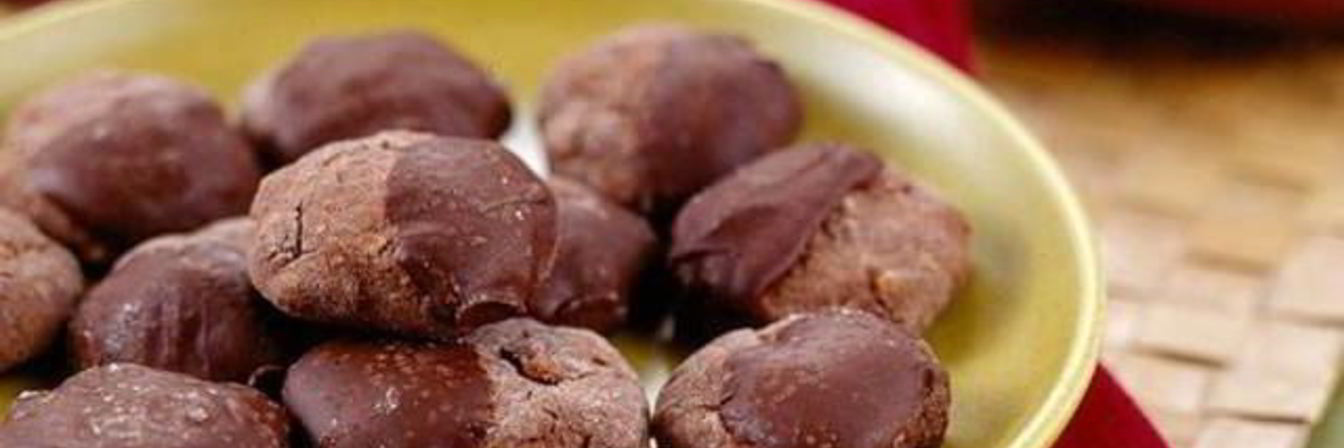 Печенье шоколадное с орехами и изюмом