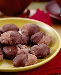 Печенье шоколадное с орехами и изюмом