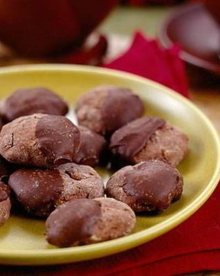 Печенье шоколадное с орехами и изюмом