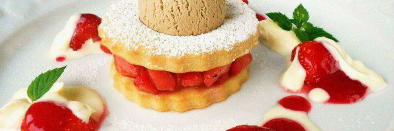 Песочное печенье с клубникой и бальзамическим мороженым