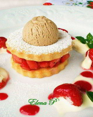 Песочное печенье с клубникой и бальзамическим мороженым