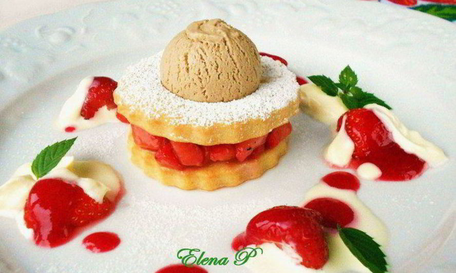 Рецепт песочного печенья с клубникой и бальзамическим мороженым