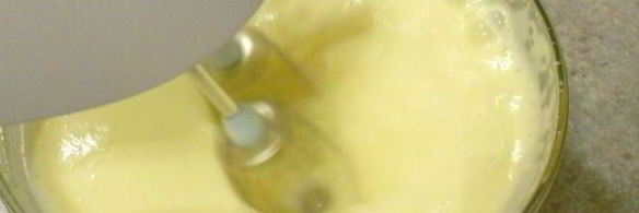 песочное печенье с клубникой и бальзамическим мороженым