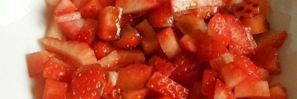 песочное печенье с клубникой и бальзамическим мороженым