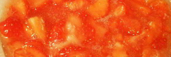 песочное печенье с клубникой и бальзамическим мороженым