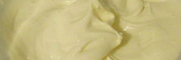 песочное печенье с клубникой и бальзамическим мороженым