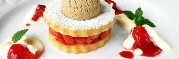 песочное печенье с клубникой и бальзамическим мороженым