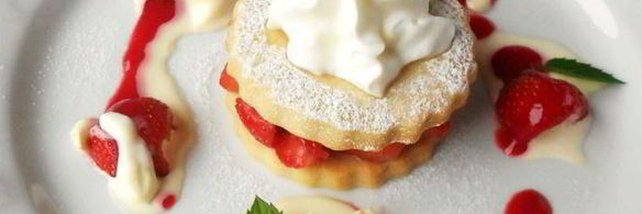 песочное печенье с клубникой и бальзамическим мороженым