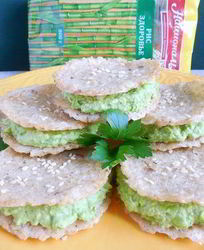 Рисовые сэндвич-крекеры с зеленым хумусом