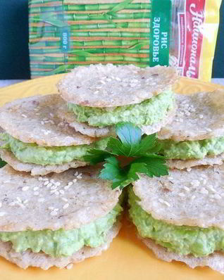 Рисовые сэндвич-крекеры с зеленым хумусом