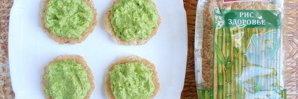 рисовые сэндвич-крекеры с зеленым хумусом