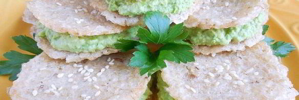 рисовые сэндвич-крекеры с зеленым хумусом