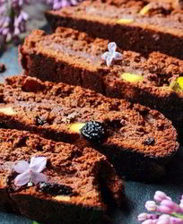 Шоколадно-миндальное печенье с изюмом