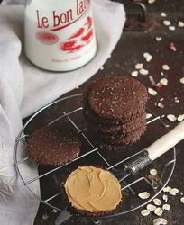 Шоколадное печенье-сэндвич с арахисовой пастой