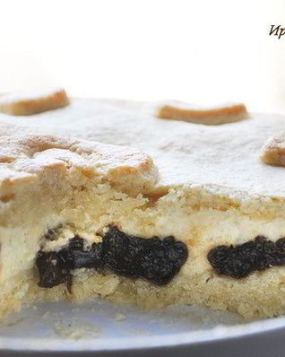 Баскский пирог с черносливом и заварным кремом