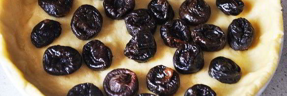 баскский пирог с черносливом и заварным кремом