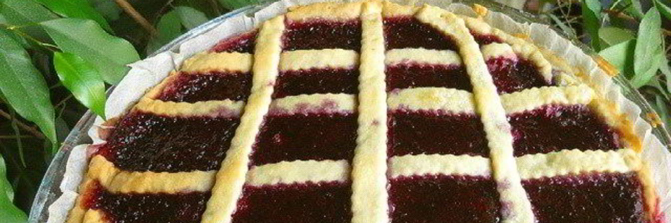 Быстрый ягодный пирог с вареньем