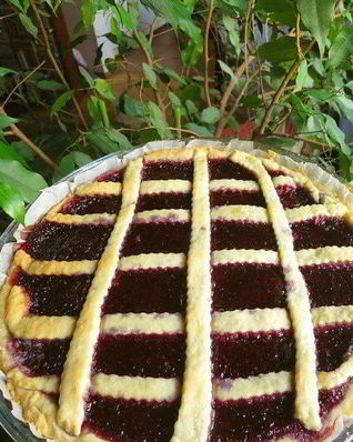 Быстрый ягодный пирог с вареньем