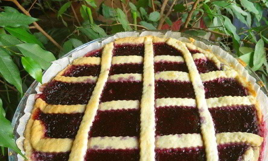 Рецепт быстрого ягодного пирога с вареньем