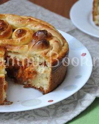 Дрожжевой пирог с тыквой и яблоками