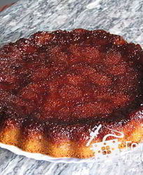 Карамельный яблочный пирог с корицей