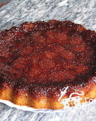 Карамельный яблочный пирог с корицей